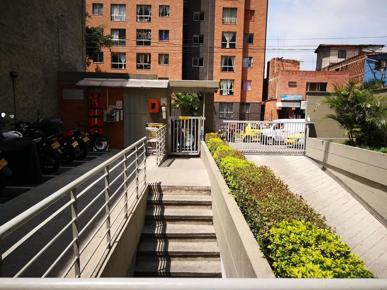 Apartamento Urbanizacion Capri, Cerca A Universidad De Antioquia Apartment Medellin